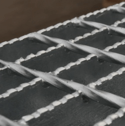 Сварной настил с зубьями противоскольжения